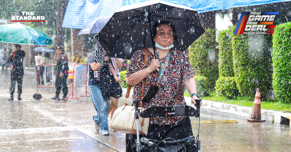 ประชาชนเข้าคิวรอใช้สิทธิลงประชามติท่ามกลางสายฝน ที่หน่วยเลือกตั้งกรมประชาสัมพันธ์ ย่านอารีย์