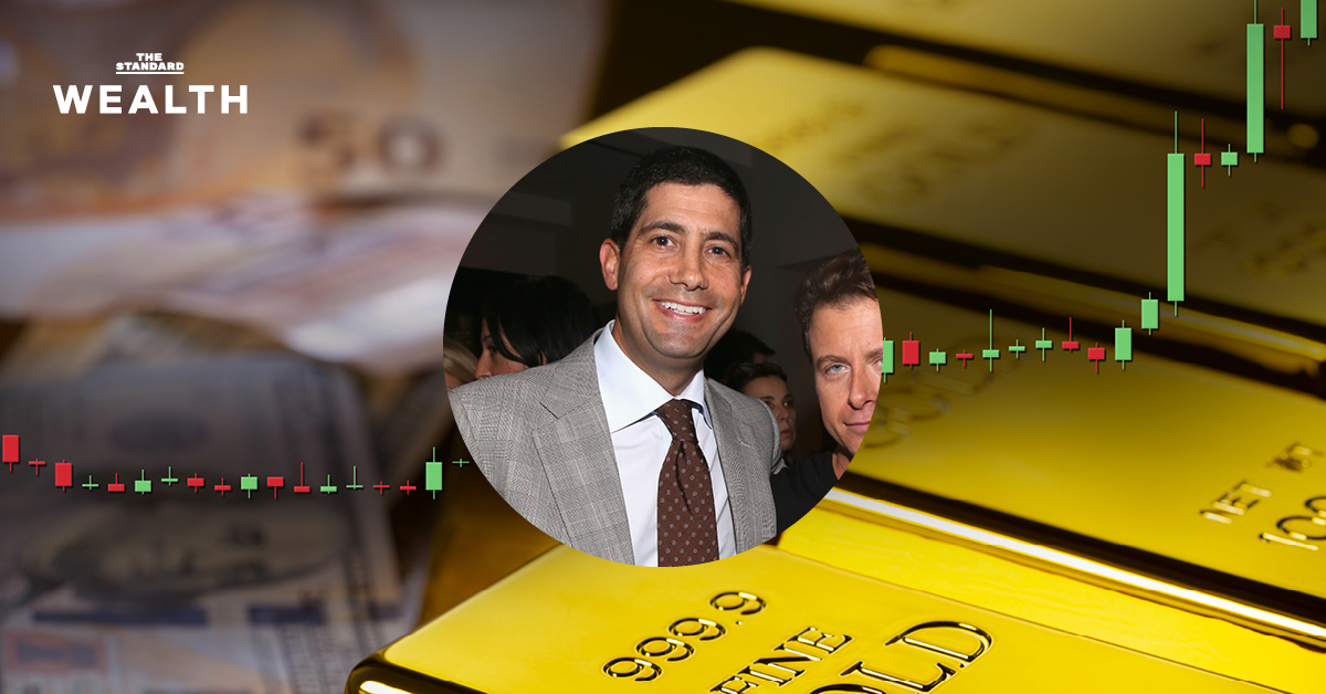 ภาพกราฟแสดงความผันผวนของราคาทองคำในตลาดโลก พร้อมสัญลักษณ์ธนาคารกลางสหรัฐฯ (Fed) และเงินดอลลาร์