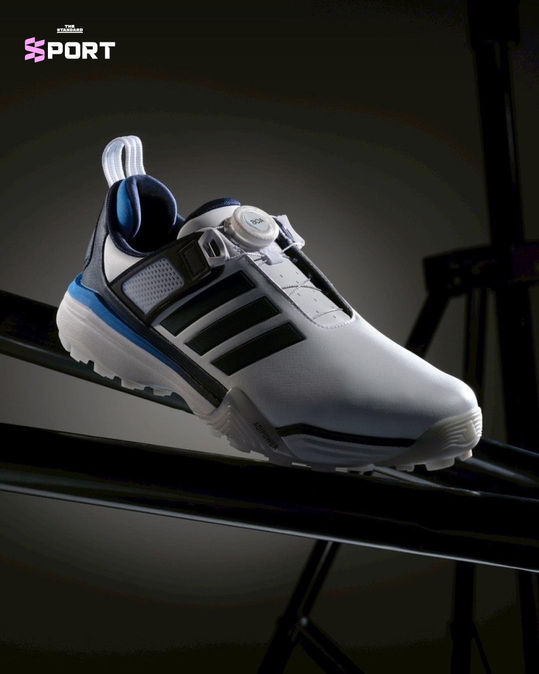 นายรังสฤษดิ์ ลักษิตานนท์ นายกสมาคมกีฬากอล์ฟแห่งประเทศไทยฯ และ คุณนิศารัตน์ ฉายมงคลชัย ผู้จัดการอาวุโสฝ่ายธุรกิจ adidas Golf ร่วมมอบรองเท้ากอล์ฟรุ่นใหม่ Adipower 26 และ TOUR360 ให้กับนักกีฬากอล์ฟทีมชาติไทย 2