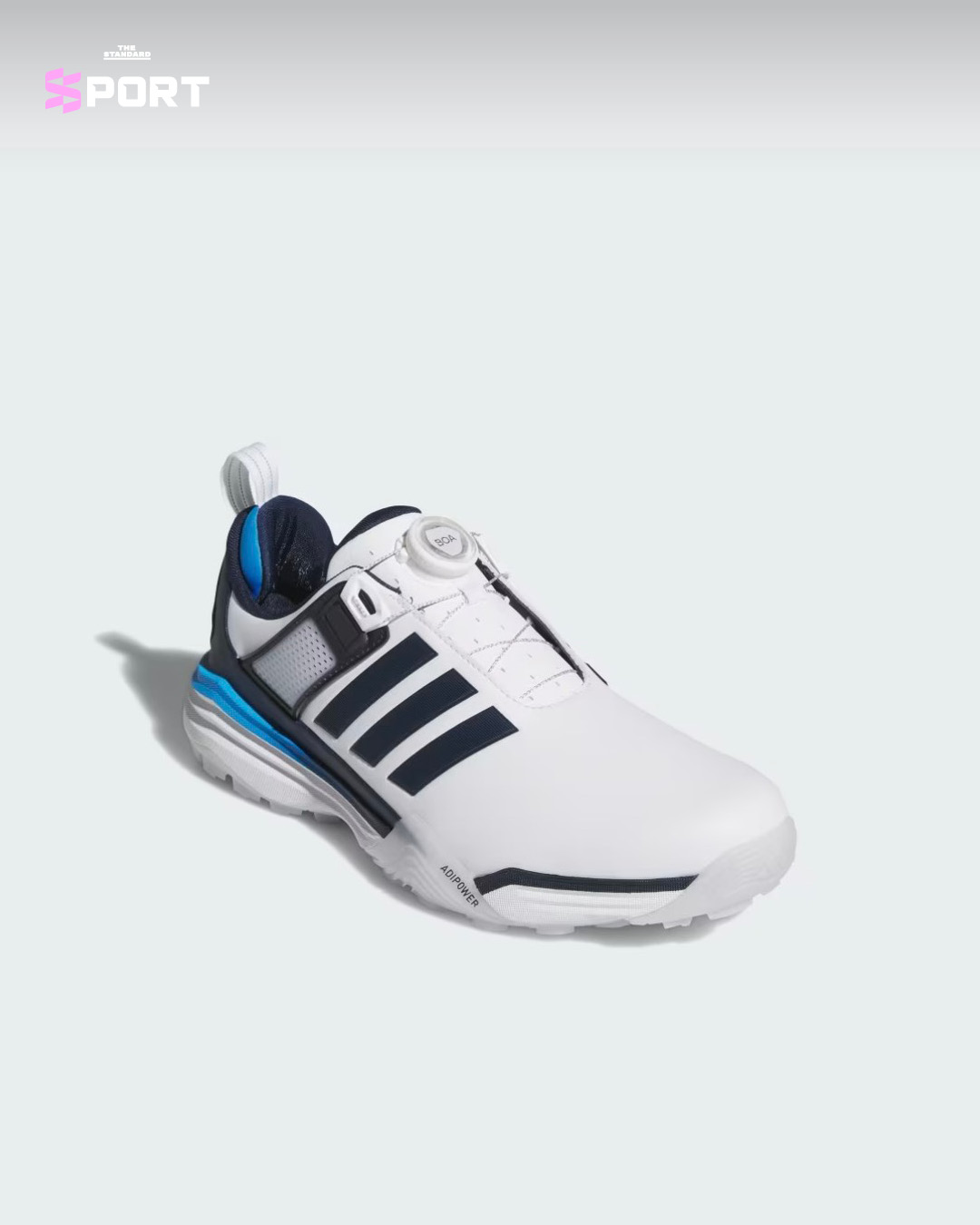 นายรังสฤษดิ์ ลักษิตานนท์ นายกสมาคมกีฬากอล์ฟแห่งประเทศไทยฯ และ คุณนิศารัตน์ ฉายมงคลชัย ผู้จัดการอาวุโสฝ่ายธุรกิจ adidas Golf ร่วมมอบรองเท้ากอล์ฟรุ่นใหม่ Adipower 26 และ TOUR360 ให้กับนักกีฬากอล์ฟทีมชาติไทย 5