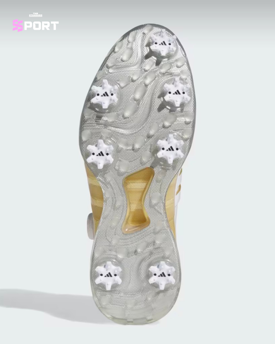 นายรังสฤษดิ์ ลักษิตานนท์ นายกสมาคมกีฬากอล์ฟแห่งประเทศไทยฯ และ คุณนิศารัตน์ ฉายมงคลชัย ผู้จัดการอาวุโสฝ่ายธุรกิจ adidas Golf ร่วมมอบรองเท้ากอล์ฟรุ่นใหม่ Adipower 26 และ TOUR360 ให้กับนักกีฬากอล์ฟทีมชาติไทย 7