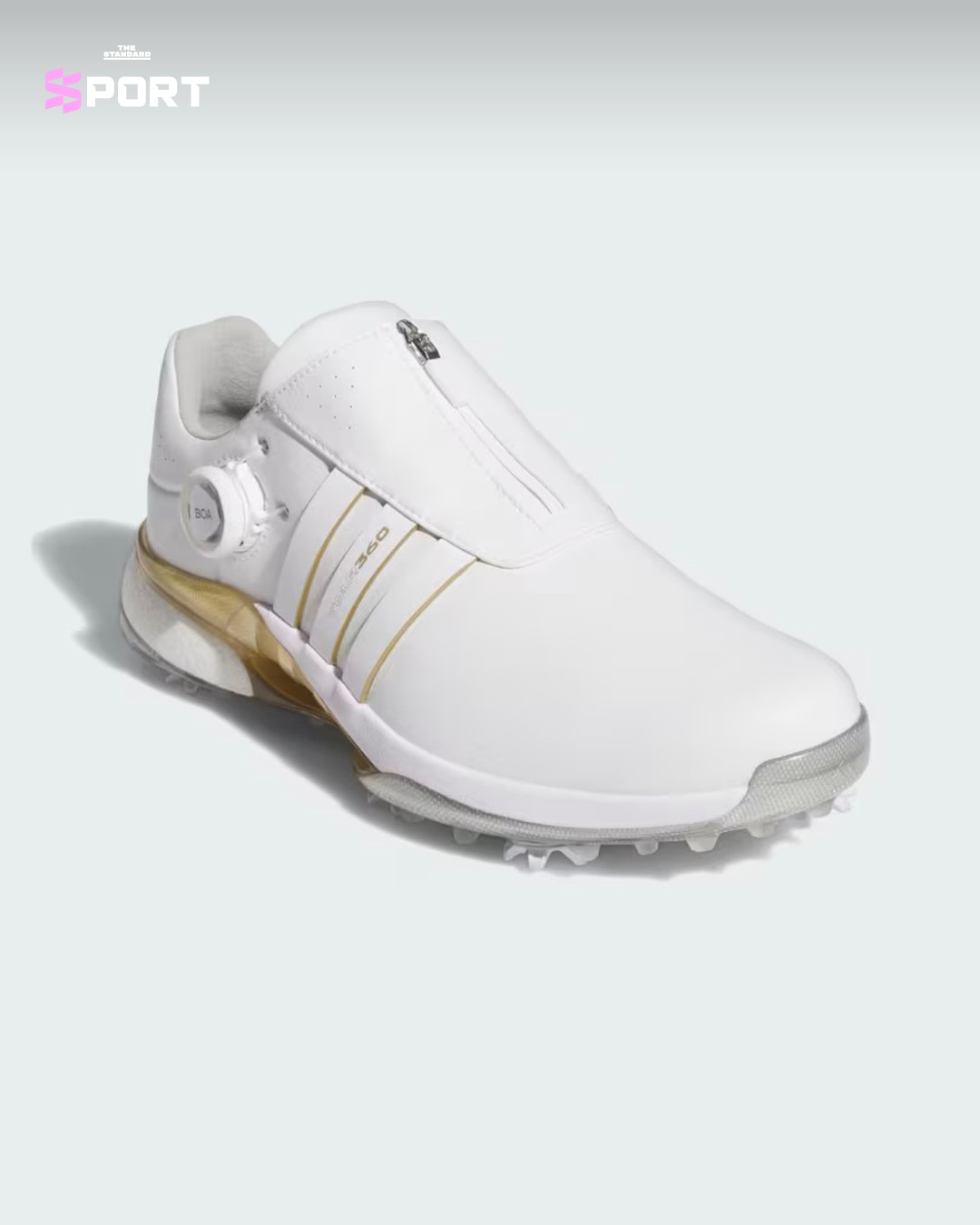 นายรังสฤษดิ์ ลักษิตานนท์ นายกสมาคมกีฬากอล์ฟแห่งประเทศไทยฯ และ คุณนิศารัตน์ ฉายมงคลชัย ผู้จัดการอาวุโสฝ่ายธุรกิจ adidas Golf ร่วมมอบรองเท้ากอล์ฟรุ่นใหม่ Adipower 26 และ TOUR360 ให้กับนักกีฬากอล์ฟทีมชาติไทย 8