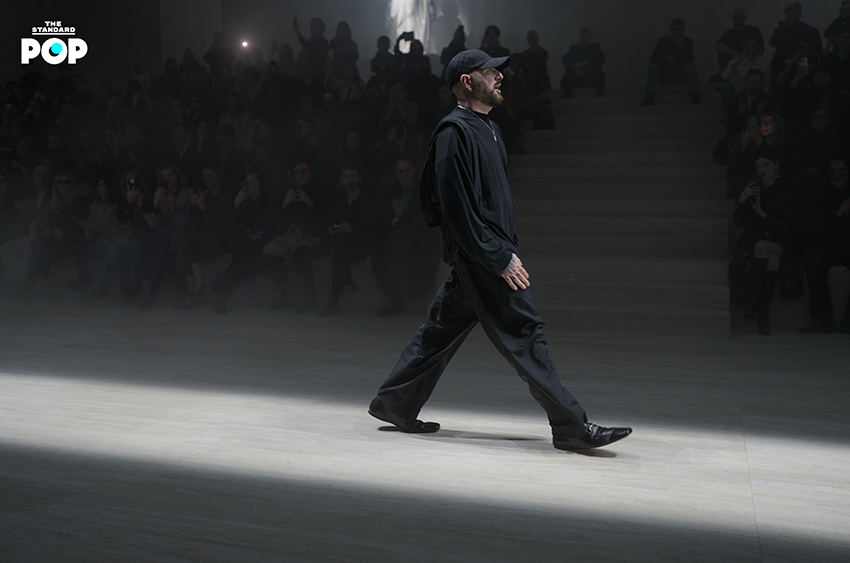 นางแบบสวมใส่คอลเล็กชัน GUCCI PRIMAVERA เดินบนรันเวย์ที่ มิลาน แฟชั่นวีค 10