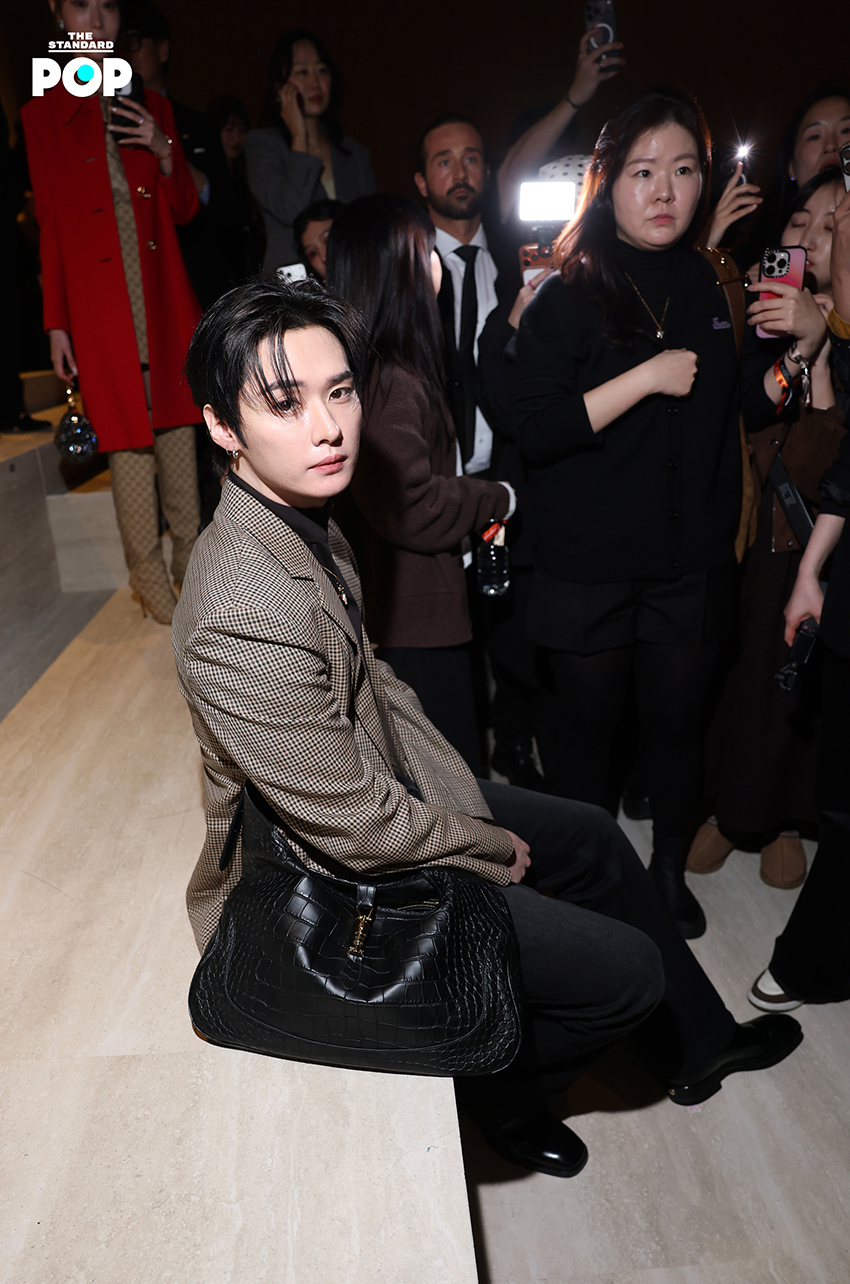 นางแบบสวมใส่คอลเล็กชัน GUCCI PRIMAVERA เดินบนรันเวย์ที่ มิลาน แฟชั่นวีค 2