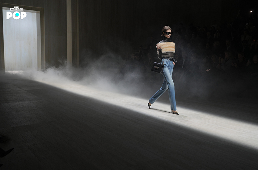 นางแบบสวมใส่คอลเล็กชัน GUCCI PRIMAVERA เดินบนรันเวย์ที่ มิลาน แฟชั่นวีค 3