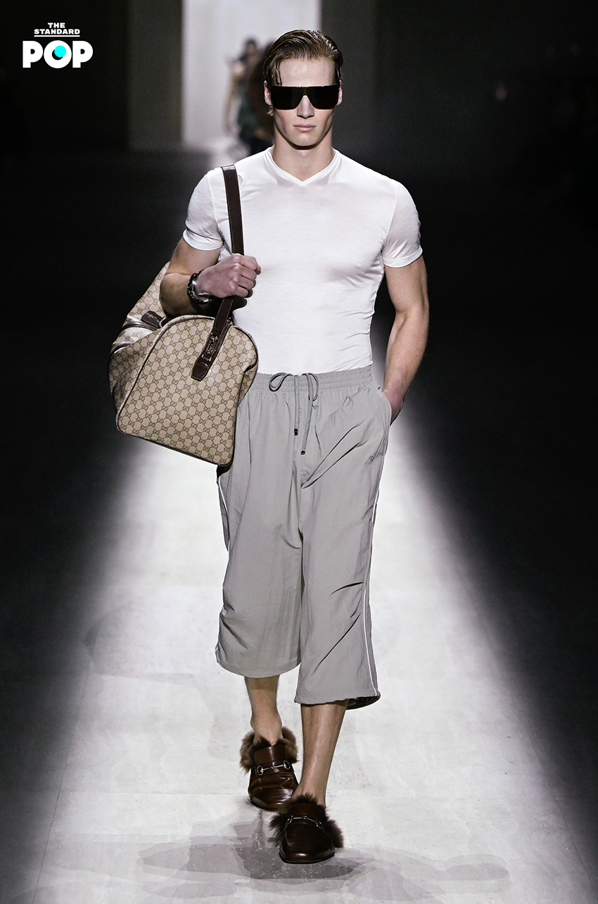 นางแบบสวมใส่คอลเล็กชัน GUCCI PRIMAVERA เดินบนรันเวย์ที่ มิลาน แฟชั่นวีค 6