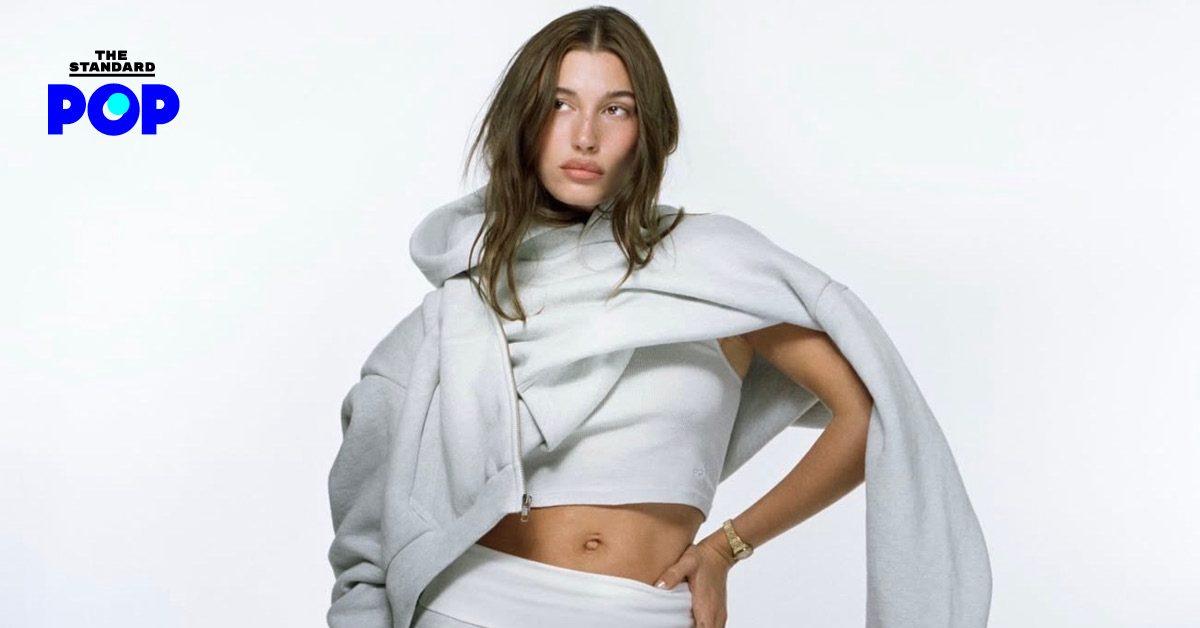 Hailey Bieber ในแคมเปญเสื้อผ้าคอลเล็กชันใหม่ของแบรนด์ SKYLRK ที่มี Justin Bieber เป็นเจ้าของ