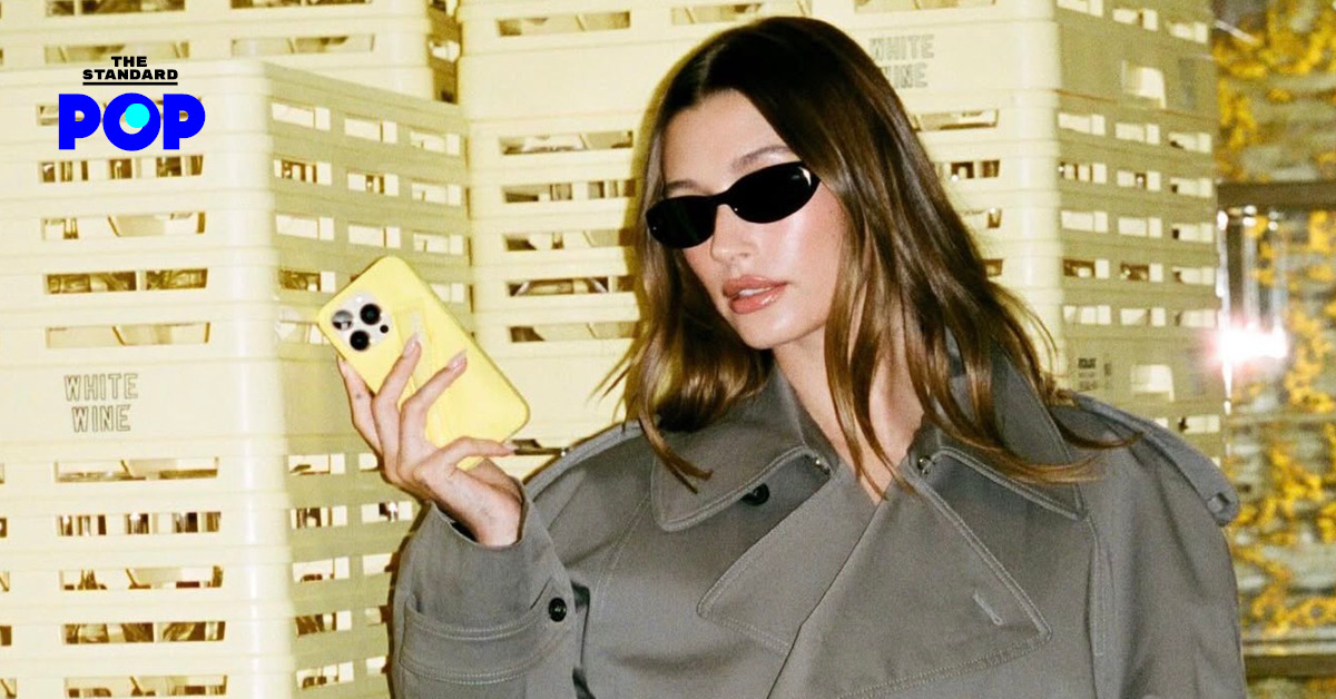 ภาพ Hailey Bieber ให้สัมภาษณ์ในรายการพอดแคสต์