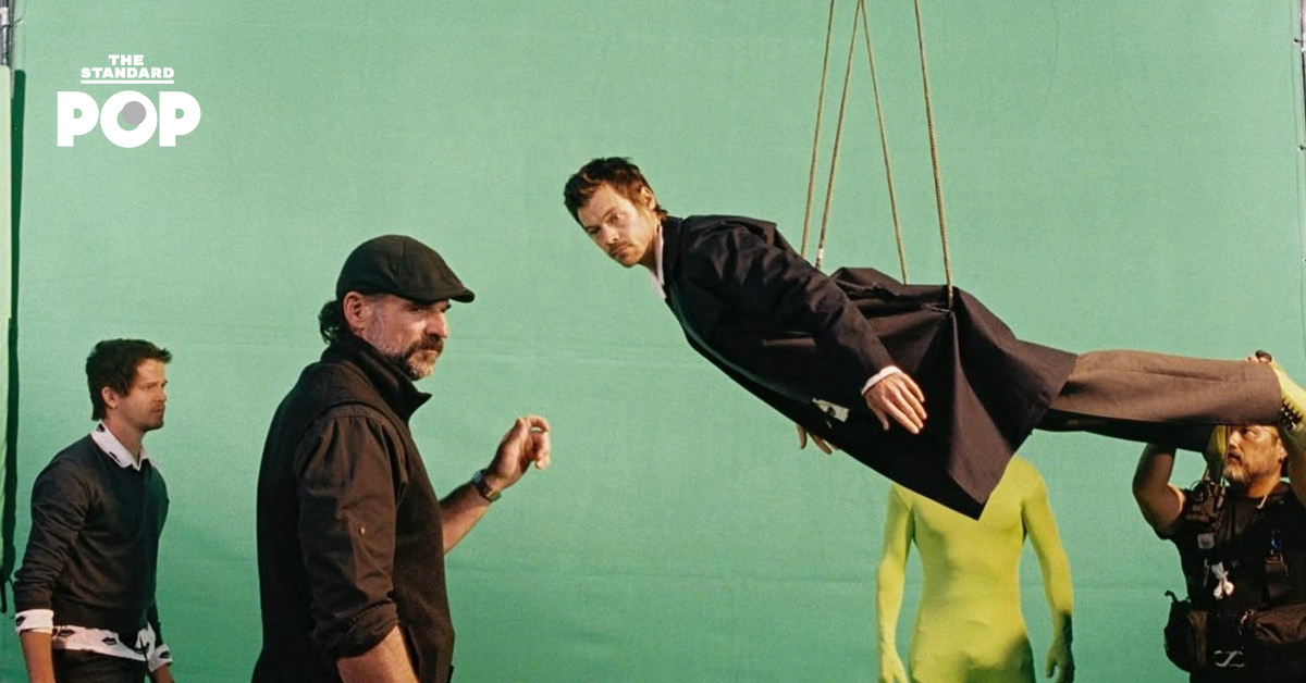 Harry Styles กำลังแสดงคอนเสิร์ตบนเวที