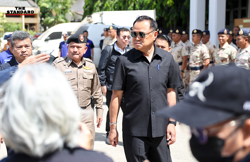 อนุทิน ชาญวีรกูล แถลงผลทลายบุหรี่เถื่อนที่ หาดใหญ่ พร้อมของกลางและเจ้าหน้าที่ฝ่ายปกครอง 4