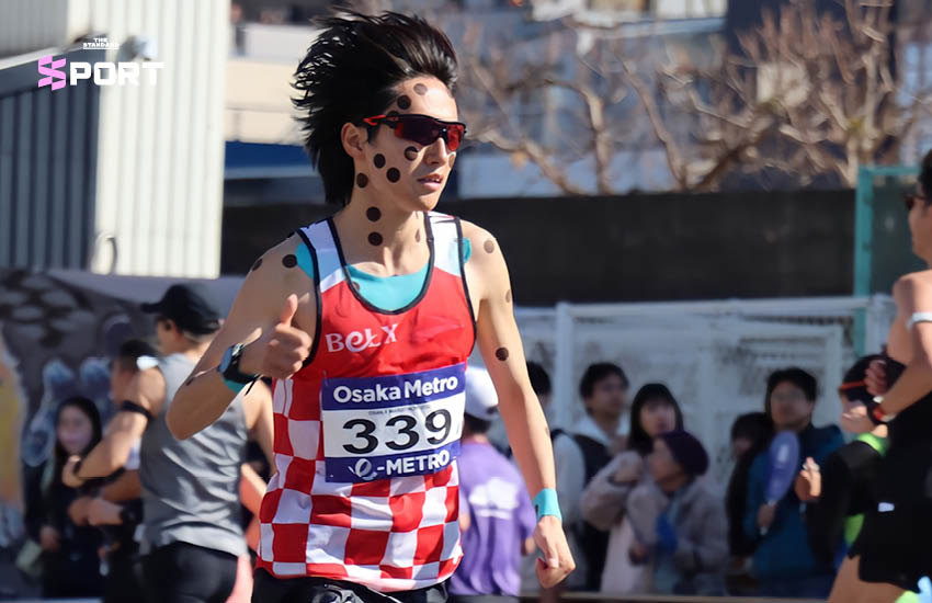 ฮิบิกิ โยชิดะ นักวิ่งมาราธอนชาวญี่ปุ่น สวมเทปพาวเวอร์เทปบนร่างกายขณะวิ่ง 2