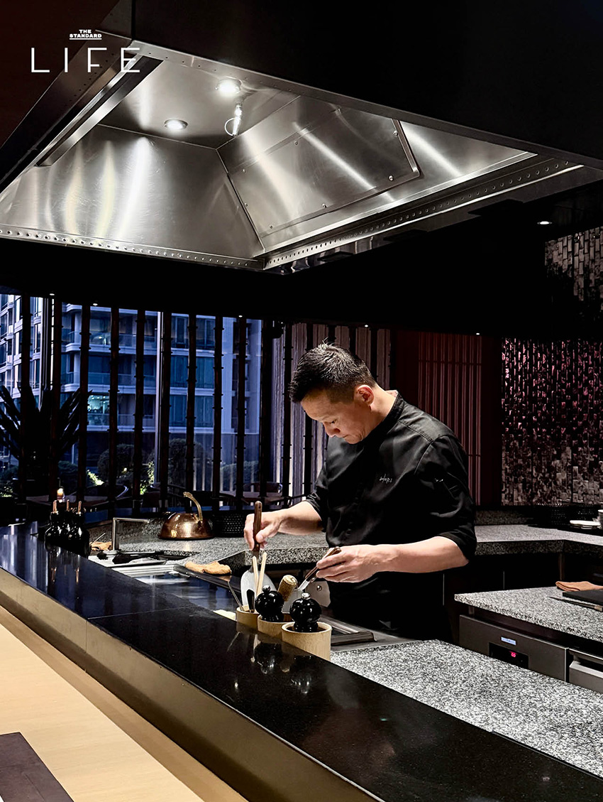 ภาพรวมบรรยากาศภายในร้าน Hiori เทปันยากิ พร้อมเชฟกำลังปรุงวากิวฮิตาชิและเมนูพิเศษ 1