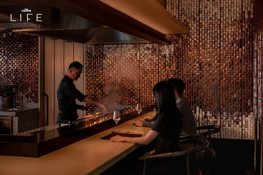 ภาพรวมบรรยากาศภายในร้าน Hiori เทปันยากิ พร้อมเชฟกำลังปรุงวากิวฮิตาชิและเมนูพิเศษ 2