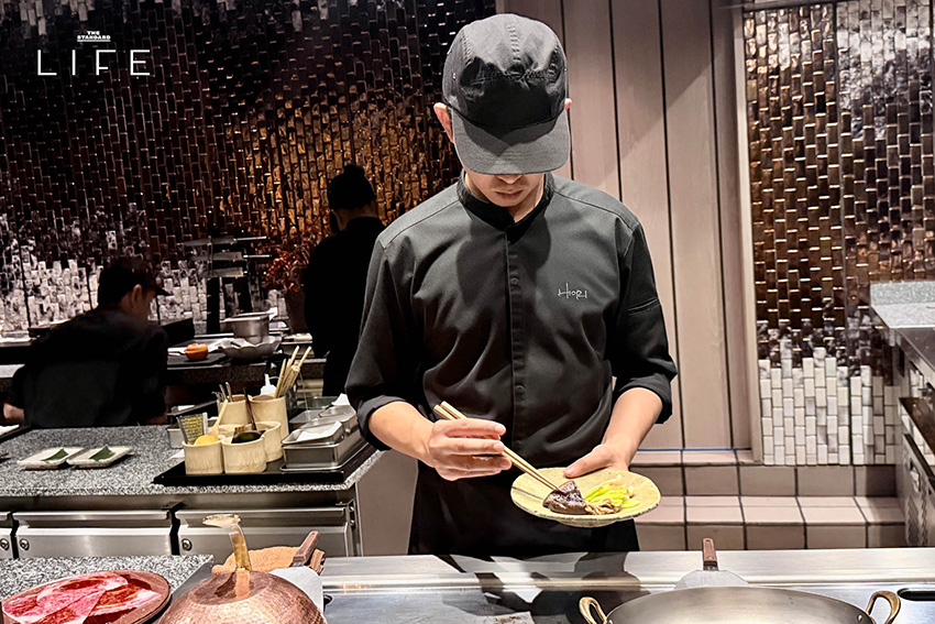 ภาพรวมบรรยากาศภายในร้าน Hiori เทปันยากิ พร้อมเชฟกำลังปรุงวากิวฮิตาชิและเมนูพิเศษ 3