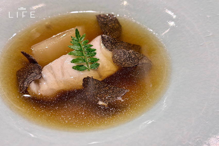 ภาพรวมบรรยากาศภายในร้าน Hiori เทปันยากิ พร้อมเชฟกำลังปรุงวากิวฮิตาชิและเมนูพิเศษ 4