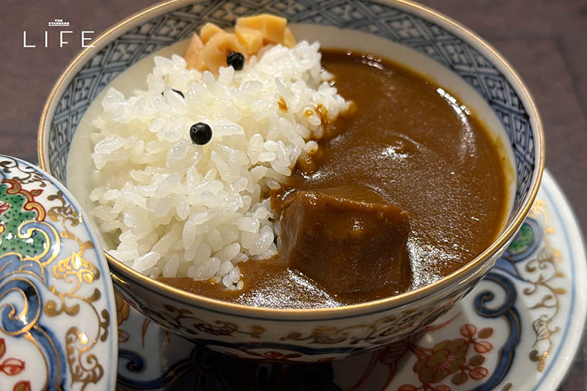 ภาพรวมบรรยากาศภายในร้าน Hiori เทปันยากิ พร้อมเชฟกำลังปรุงวากิวฮิตาชิและเมนูพิเศษ 7