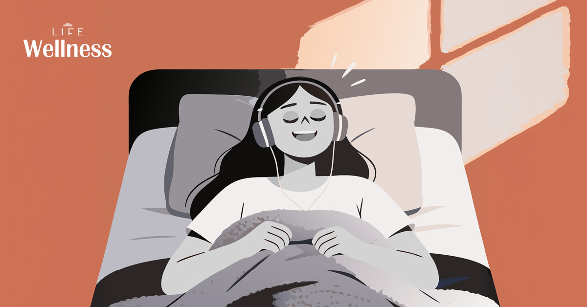 ภาพบุคคลกำลังนอนอ้อยอิ่งอยู่ใต้ผ้าห่มอย่างสบายๆ ในตอนเช้า