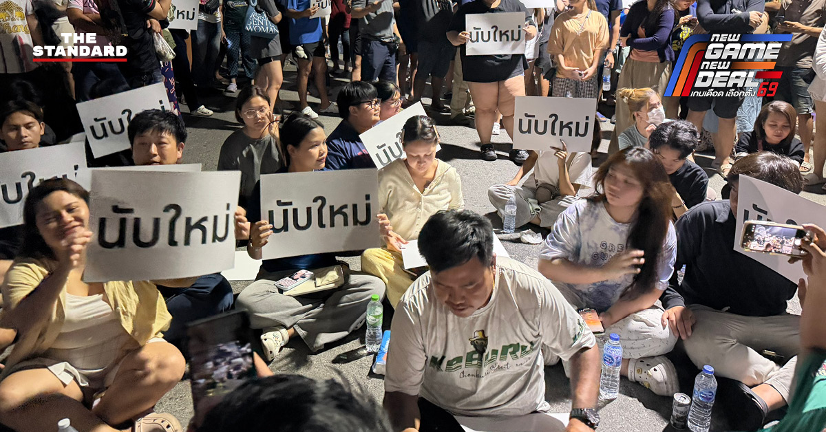 หีบบัตรเลือกตั้งและเจ้าหน้าที่ตรวจสอบกรณีความผิดปกติในการนับคะแนนที่จังหวัดชลบุรี