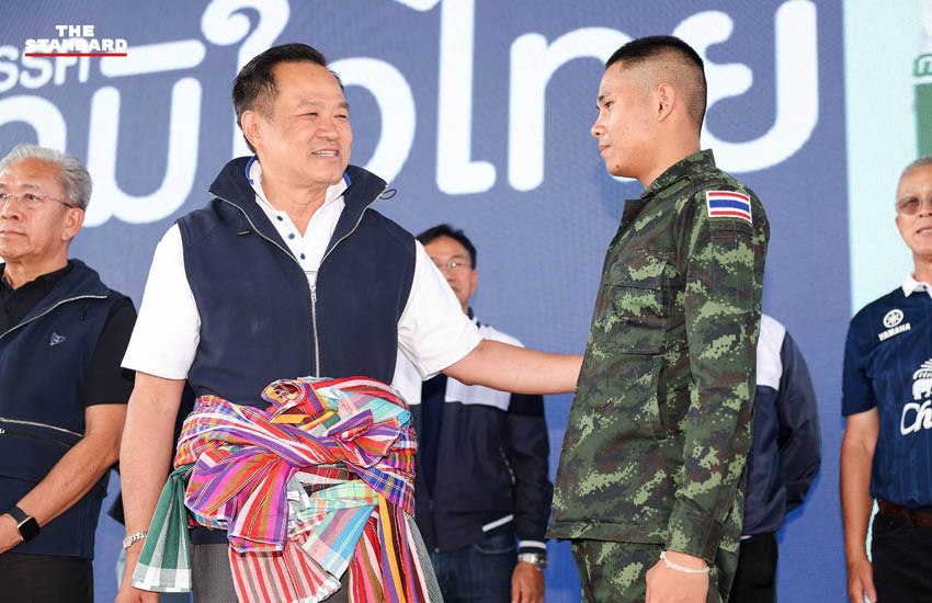 ภาพประกอบการวิเคราะห์การเมืองเลือกตั้งภาคอีสาน โดยมีตัวแทนพรรคการเมืองสีน้ำเงิน แดง และส้ม 1