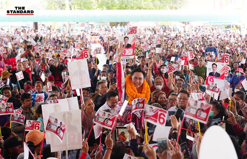 ภาพประกอบการวิเคราะห์การเมืองเลือกตั้งภาคอีสาน โดยมีตัวแทนพรรคการเมืองสีน้ำเงิน แดง และส้ม 2