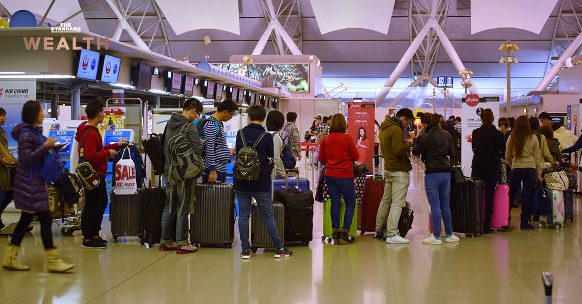 ภาพผู้คนรอคิวที่สนามบิน พร้อมข้อความผลโพลชี้ผู้สมัครเลือกตั้งญี่ปุ่นหนุนคุมเข้มรับคนเข้าเมือง