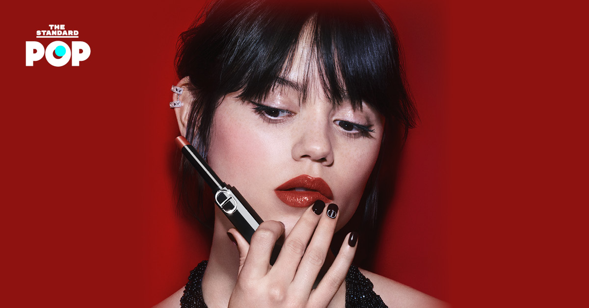 เจนน่า ออร์เทก้า ถ่ายทอดความมั่นใจผ่านเรียวปากสีแดงจาก Rouge Dior The Luck Lipstick คอลเล็กชันพิเศษ รับ ตรุษจีน