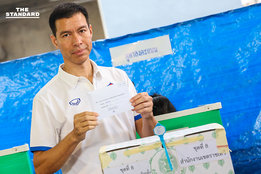 ภาพ เจษฎ์ โทณะวณิก แคนดิเดตนายกรัฐมนตรี พรรครักชาติ ขณะใช้สิทธิเลือกตั้งล่วงหน้า ณ สำนักงานเขตราชเทวี 1