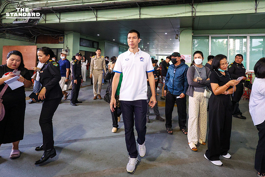 ภาพ เจษฎ์ โทณะวณิก แคนดิเดตนายกรัฐมนตรี พรรครักชาติ ขณะใช้สิทธิเลือกตั้งล่วงหน้า ณ สำนักงานเขตราชเทวี 10