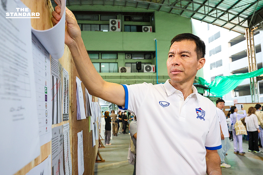 ภาพ เจษฎ์ โทณะวณิก แคนดิเดตนายกรัฐมนตรี พรรครักชาติ ขณะใช้สิทธิเลือกตั้งล่วงหน้า ณ สำนักงานเขตราชเทวี 2