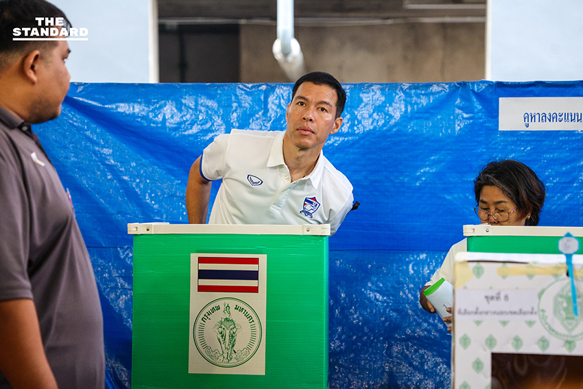 ภาพ เจษฎ์ โทณะวณิก แคนดิเดตนายกรัฐมนตรี พรรครักชาติ ขณะใช้สิทธิเลือกตั้งล่วงหน้า ณ สำนักงานเขตราชเทวี 4