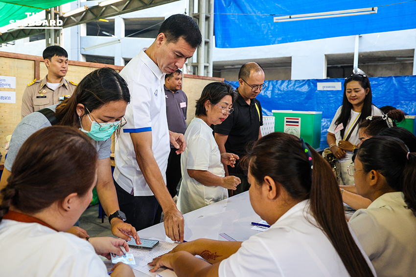 ภาพ เจษฎ์ โทณะวณิก แคนดิเดตนายกรัฐมนตรี พรรครักชาติ ขณะใช้สิทธิเลือกตั้งล่วงหน้า ณ สำนักงานเขตราชเทวี 6