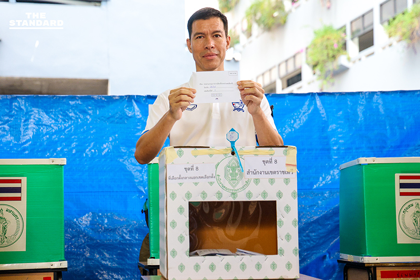 ภาพ เจษฎ์ โทณะวณิก แคนดิเดตนายกรัฐมนตรี พรรครักชาติ ขณะใช้สิทธิเลือกตั้งล่วงหน้า ณ สำนักงานเขตราชเทวี 8