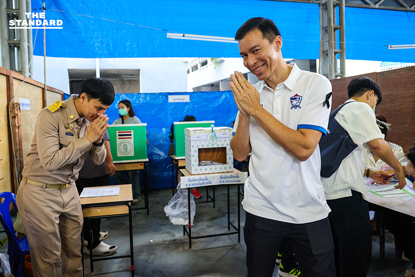 ภาพ เจษฎ์ โทณะวณิก แคนดิเดตนายกรัฐมนตรี พรรครักชาติ ขณะใช้สิทธิเลือกตั้งล่วงหน้า ณ สำนักงานเขตราชเทวี 9