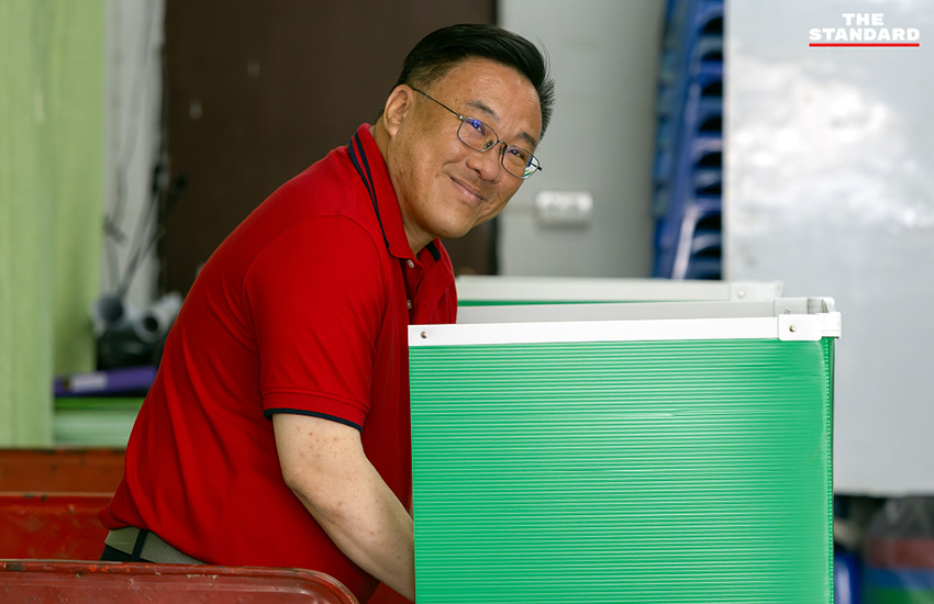 จุลพันธ์ อมรวิวัฒน์ สวมเสื้อแดง เดินเข้าคูหาใช้สิทธิเลือกตั้งและประชามติที่เชียงใหม่ 1