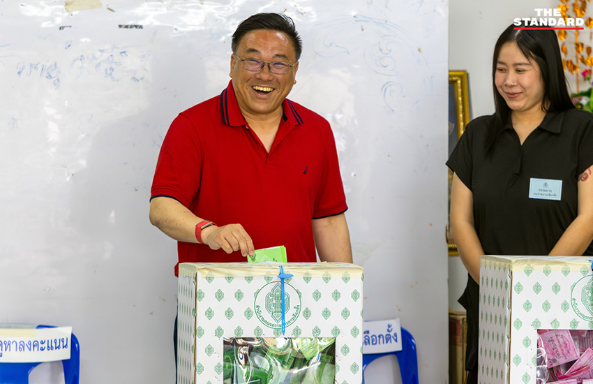 จุลพันธ์ อมรวิวัฒน์ สวมเสื้อแดง เดินเข้าคูหาใช้สิทธิเลือกตั้งและประชามติที่เชียงใหม่ 2