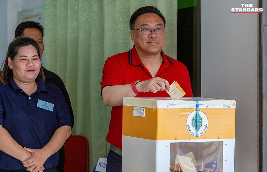 จุลพันธ์ อมรวิวัฒน์ สวมเสื้อแดง เดินเข้าคูหาใช้สิทธิเลือกตั้งและประชามติที่เชียงใหม่ 3