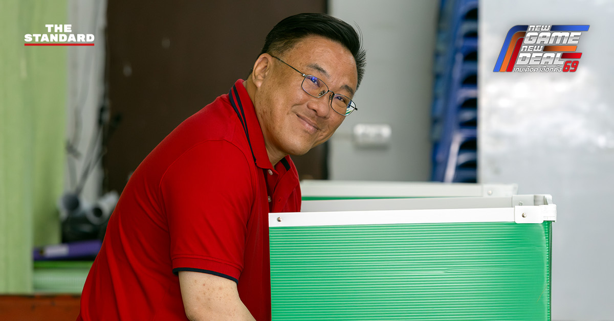 จุลพันธ์ อมรวิวัฒน์ สวมเสื้อแดง เดินเข้าคูหาใช้สิทธิเลือกตั้งและประชามติที่เชียงใหม่