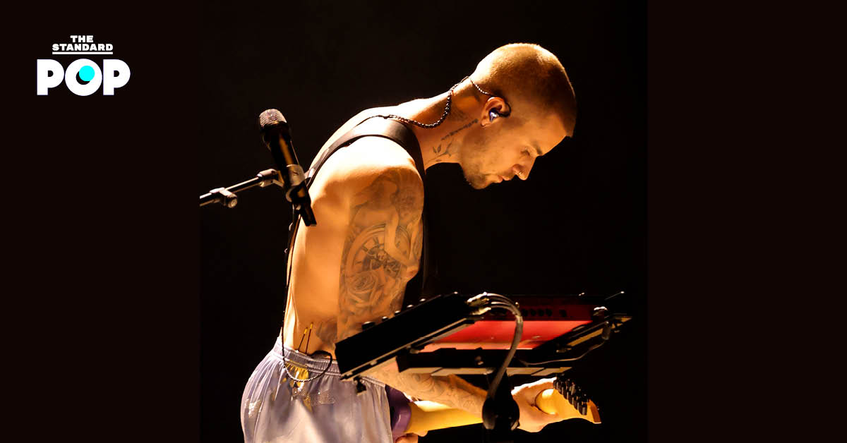 Justin Bieber กำลังแสดงสดเพลง YUKON บนเวที Grammy Awards ด้วยกีตาร์ไฟฟ้าสีม่วง