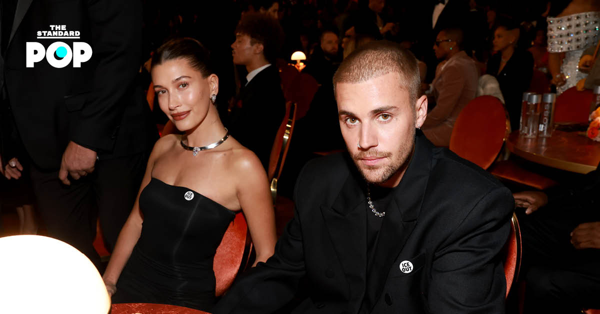 Justin Bieber กับ Hailey Bieber ถ่ายภาพร่วมกันในงานประกาศรางวัล