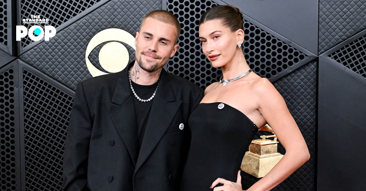 จัสติน และ เฮลีย์ บีเบอร์ บนพรมแดงงาน Grammys 2026 พร้อมเข็มกลัด 'ICE OUT' แสดงจุดยืน