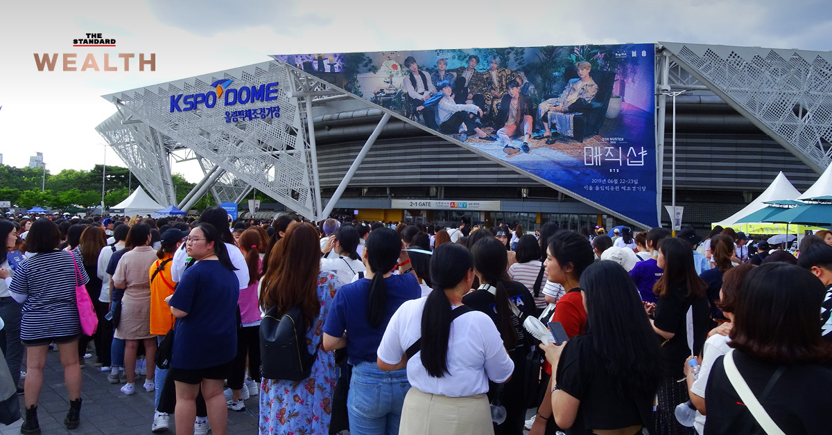 ภาพบรรยากาศคอนเสิร์ต K-Pop ที่เต็มไปด้วยแฟนคลับและแสงสีบนเวที