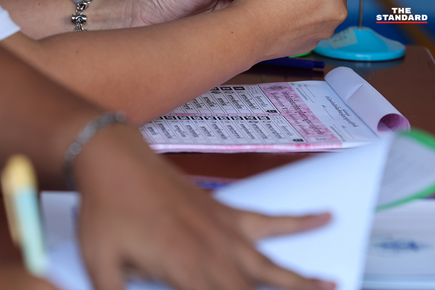 ภาพบัตรเลือกตั้ง สส. แบบบัญชีรายชื่อใหม่ ที่เขตคันนายาว ซึ่งไม่มีเลขบัตรที่ต้นขั้ว 4