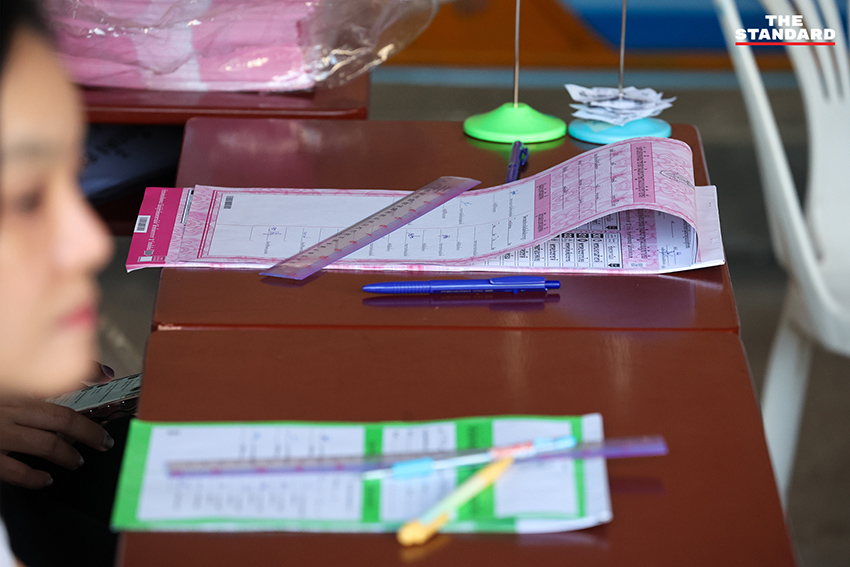 ภาพบัตรเลือกตั้ง สส. แบบบัญชีรายชื่อใหม่ ที่เขตคันนายาว ซึ่งไม่มีเลขบัตรที่ต้นขั้ว 6