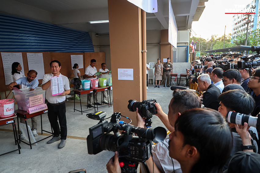 พริษฐ์ วัชรสินธุ โฆษกพรรคประชาชน กำลังตรวจสอบข้อมูลบาร์โค้ดและคิวอาร์โค้ดบนบัตรเลือกตั้ง หลังปิดหีบเลือกตั้งใหม่ หน่วย 9 เขตคันนายาว 1