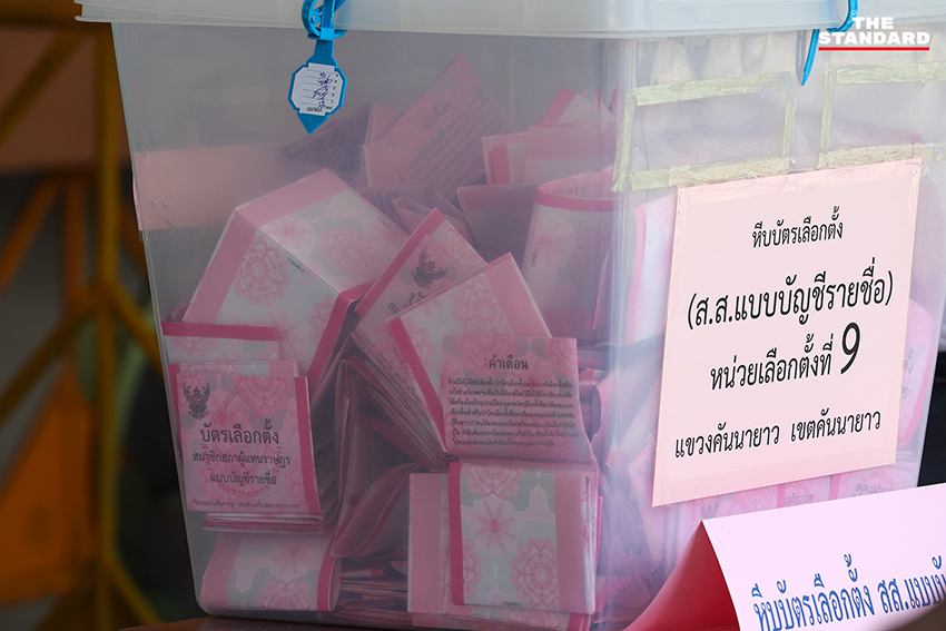 พริษฐ์ วัชรสินธุ โฆษกพรรคประชาชน กำลังตรวจสอบข้อมูลบาร์โค้ดและคิวอาร์โค้ดบนบัตรเลือกตั้ง หลังปิดหีบเลือกตั้งใหม่ หน่วย 9 เขตคันนายาว 10