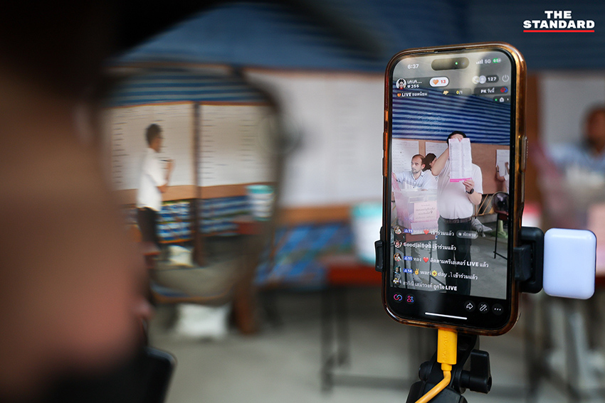 พริษฐ์ วัชรสินธุ โฆษกพรรคประชาชน กำลังตรวจสอบข้อมูลบาร์โค้ดและคิวอาร์โค้ดบนบัตรเลือกตั้ง หลังปิดหีบเลือกตั้งใหม่ หน่วย 9 เขตคันนายาว 5