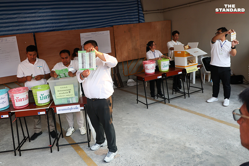 พริษฐ์ วัชรสินธุ โฆษกพรรคประชาชน กำลังตรวจสอบข้อมูลบาร์โค้ดและคิวอาร์โค้ดบนบัตรเลือกตั้ง หลังปิดหีบเลือกตั้งใหม่ หน่วย 9 เขตคันนายาว 6