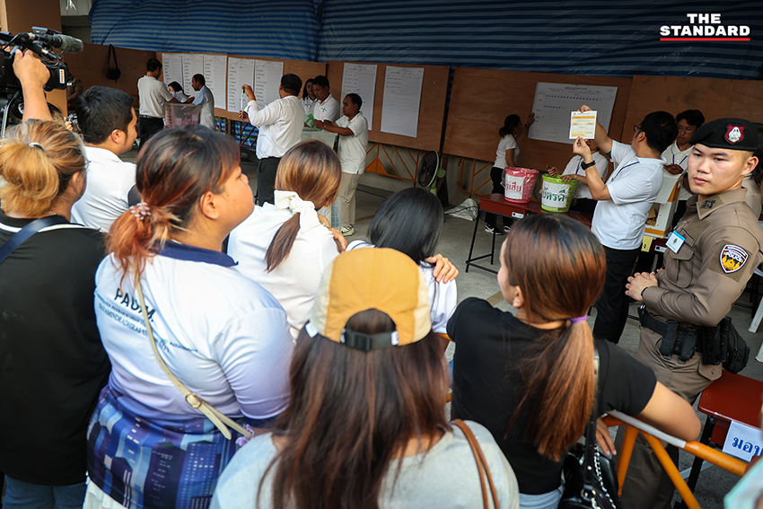 พริษฐ์ วัชรสินธุ โฆษกพรรคประชาชน กำลังตรวจสอบข้อมูลบาร์โค้ดและคิวอาร์โค้ดบนบัตรเลือกตั้ง หลังปิดหีบเลือกตั้งใหม่ หน่วย 9 เขตคันนายาว 7