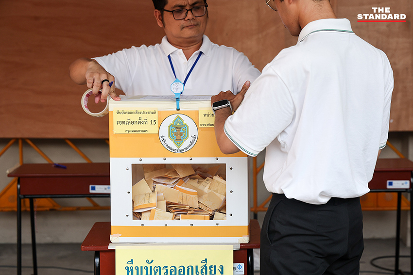 พริษฐ์ วัชรสินธุ โฆษกพรรคประชาชน กำลังตรวจสอบข้อมูลบาร์โค้ดและคิวอาร์โค้ดบนบัตรเลือกตั้ง หลังปิดหีบเลือกตั้งใหม่ หน่วย 9 เขตคันนายาว 9