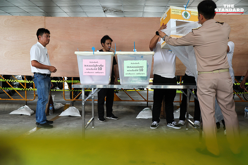 บรรยากาศการนับคะแนนเลือกตั้งใหม่ หน่วยเลือกตั้งที่ 10 เขตคันนายาว โดยมีประชาชนและนักการเมืองร่วมสังเกตการณ์ 1